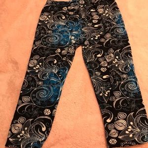 Floral capri leggings.